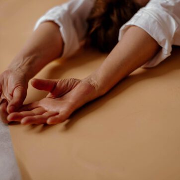 Take a break from doing and rediscover the art of being. This unique yoga and wellness retreat combines daily practice with sound healing, 1:1 sessions and curated rituals. Held in a peaceful guesthouse near the Maasheggen biosphere, this is your space for renewal, reconnection and rest. Ideal for women, leaders and seekers alike.