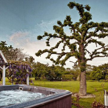 Experience a soulful yoga retreat that blends movement, mindfulness, and stillness. At bewithbalance home, you’ll enjoy yoga, 1:1 coaching, sound healing, and nourishing rituals – curated for deep rest and inner clarity. Located just 1–2 hours from Amsterdam, Cologne or Düsseldorf. Reserve your retreat today and return to what really matters.
