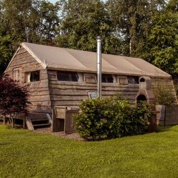 Join an exclusive self-care retreat surrounded by nature, curated for your body, mind and soul. Enjoy mindful movement, personalized coaching, silence, sound, and rituals that support your emotional well-being. With limited spots and tailored support, the bewithbalance retreat invites you to exhale – and come home to yourself.